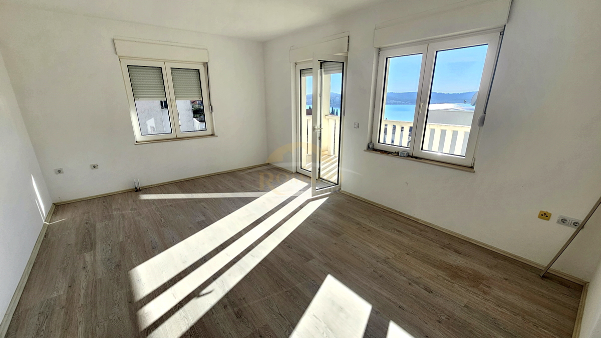 Appartamento trilocale a Okrug Gornji/Čiovo con ampia terrazza, garage e vista mare